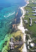 En la playa Destino Maroma, en Palafitos Overwater Bungalows y el Dorado, se puede observar la línea de contención