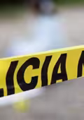 La víctima fue hallada a un lado de un carrito azul de supermercado del cual estaba amarrado con la misma soga