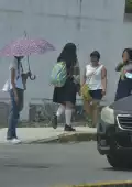 Amas de casa comentaron que para estar tranquilas prefieren acompañar a sus hijos a los planteles educativos