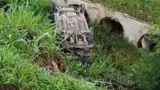 De la fiesta al barranco: sujeto ebrio acaba en una zanja tras perder el control del auto