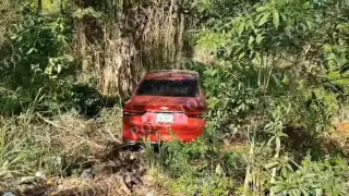Aparece vehículo abandonado en área verde del fraccionamiento Corales de Playa del Carmen