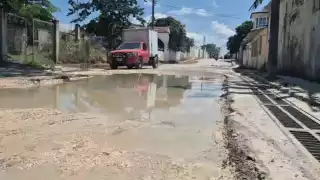 Agua estancada en canal pluvial obsoleto genera malos olores e insalubridad.