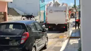 Aguas residuales y bache sin reparar generan inconformidad en la calle 27 de Champotón
