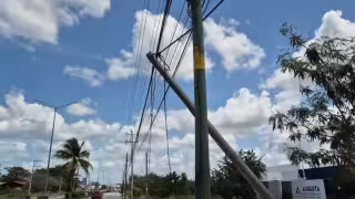 Comerciantes y transeúntes exigen solución a poste peligroso en Colosio