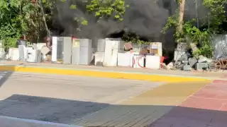 Se incendia predio con tanques de gas frente a secundaria en Bécal