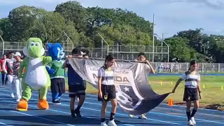 El desfile de delegaciones contó con un ambiente festivo adornado con globos, humo y botargas.