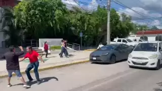 Tras incidente vial, acompañante de de la Presidenta del DIF Campeche arremete contra reporteros