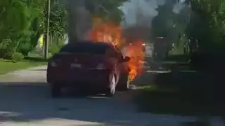 Bomberos sofocan incendio de vehículo y evitan posible explosión