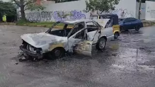 Tsuru se incendia de forma repentina sobre la avenida Chac Mool de Cancún