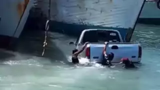 Camioneta cae al mar desde el muelle de Yucalpetén en Progreso