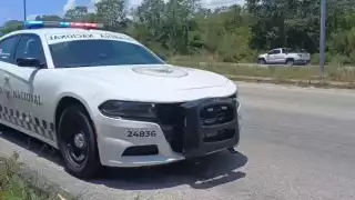 Chofer de taxi resulta ileso tras volcadura en tramo Puerto Morelos–Cancún