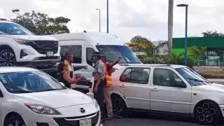 Remolcan vehículos de dos familias en aeropuerto de Cancún y pagan más de 3 mil pesos de multa