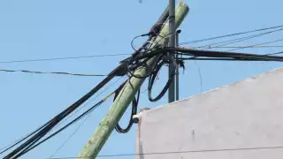 Camión derriba varios postes en la colonia Xoclán de Mérida