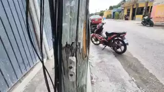 Se teme que la estructura represente un riesgo grave para vehículos y personas.