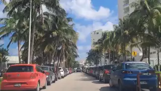 Tras falta de espacio, se han reportado multas por coches estaciones en zonas nos permitidas, siendo también un riesgo a transeúntes y otros conductores.