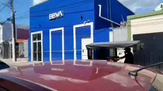 Malandros asaltan a mujer en un banco