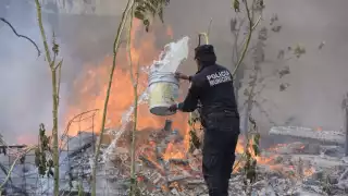 Hasta el arribo de la SSP, el incendio fue sofocado a cubetazos de agua