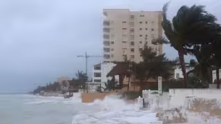 Este fenómeno aparece entre abril y mayo, trayendo fuertes rachas de viento, lluvias intensas y tormentas repentinas. En años anteriores, ha provocado caída de árboles, cortes de luz y afectaciones en distintas comunidades.

Se genera tras el choque entre aire frío con el calor intenso acumulado, creando condiciones extremas, con vientos que pueden superar los 100 kilómetros por hora.