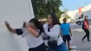 Vendedora ambulante y guardia de seguridad protagonizan riña frente a un hospital de Playa del Carmen