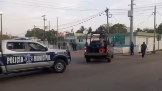 Los uniformados fueron localizados en un punto cercano a la comunidad, presentando visibles huellas de violencia