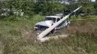 Se salvó de milagro: Conductor sufre accidente y termina incrustado en una zanja en la carretera federal 307 en Playa del Carmen