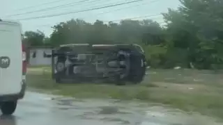 La tarde de este viernes se registraron por lo menos cuatro accidentes viales en el bulevar Luis Donaldo Colosio, entre ellos una volcadura, a consecuencia del exceso de velocidad combinado con el pavimento mojado por las lluvias, lo que dejó como saldo dos personas lesionadas y cuantiosos daños materiales. De acuerdo con la Dirección de Tránsito, el primer percance ocurrió a la altura de la delegación Alfredo V. Bonfil, donde el conductor de una camioneta de carga perdió el control, derrapó y terminó sobre el camellón, sin que se reportaran heridos.