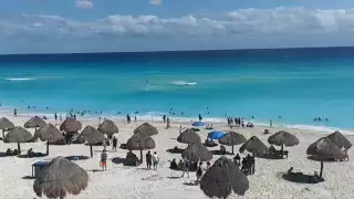 Nacionales y extranjeros visitan las playas para nadar y disfrutar del calor del mediodía