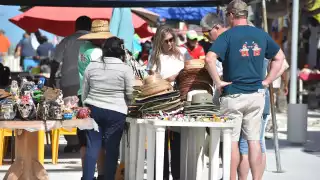 Pese al clima nublado, arriban 3 cruceros a mitad de semana