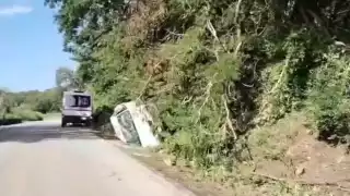 Volcadura de un Tsuru del IMSS en Campeche: pasajeros resultan ilesos