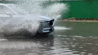 La lluvia que cayó la madrugada de este martes causó graves estragos en Playa del Carmen, zonas inundadas como el tramo entre las oficinas de la Fiscalía de Quintana Roo que conecta al fraccionamiento Villamar II, ante esta situación los motociclistas se obligaron circular sobre la banqueta por cuestión de seguridad.