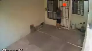 Exponen en video a ladrón robando en un domicilio de la Región 247 de Cancún