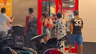 Ciudadanos reclamaron a vigilantes de seguridad privada por una presunta agresión contra una mujer y su hijo.