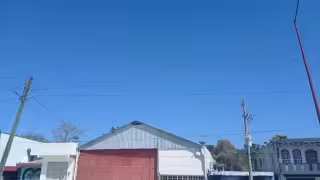 También advierten peligro para transeúntes y por la cercanía de una estación de combustibles.