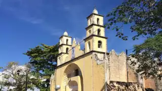 Captan a un hombre en el techo de la iglesia de Halachó