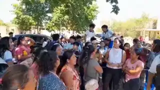 Padres de familia bloquean carretera Santa Cruz–Dzitbalché por falta de luz en telesecundaria