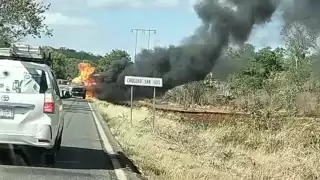 Explosión en carretera: camioneta arde en llamas cerca de Crucero San Luis