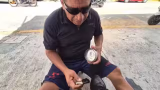 Es uno de los últimos dos boleros que aún ejercen este oficio en el municipio.