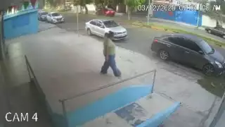 Una mujer abandonó a dos gatos en la entrada del santuario Guadalupano de Chetumal; cámaras de seguridad captaron el momento en que dejó un bulto delante de la puerta principal, ingresó al recinto unos minutos y luego se retiró, dejando atrás a los animales.