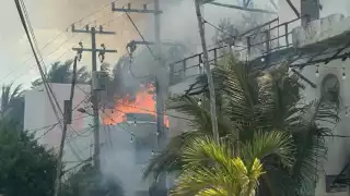 Incendio en un restaurante de Holbox une a comunidad; habitantes y autoridades luchan por sofocar las llamas