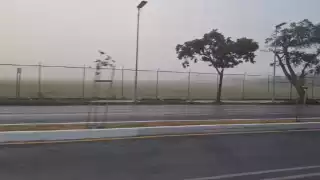 La pista del aeropuerto de Mérida luce cubierta de neblina