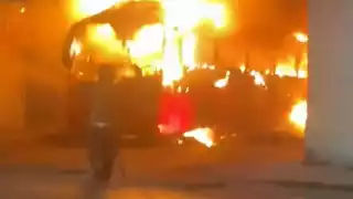 Autobuses terminan calcinados tras incendiarse en la SM 67 de Cancún