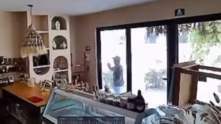 Cámara de seguridad capta intento de robo a una heladería en Tulum