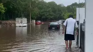 Habitantes de fraccionamientos inundados en Benito Juárez quedan atrapados en sus casas
