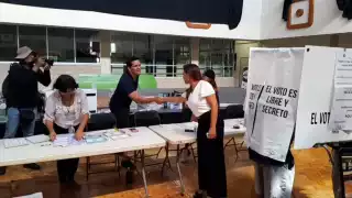 Mara Lezama arribó a las casillas de votaciones para ejercer su voto