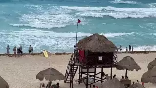 Guardavidas en alerta ante turistas que ingresan al mar con bandera
