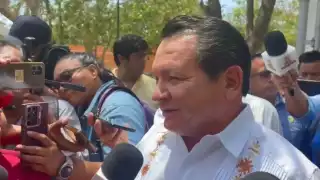 Joaquín Díaz Mena ejerce su voto en la elección judicial al Norte de Mérida