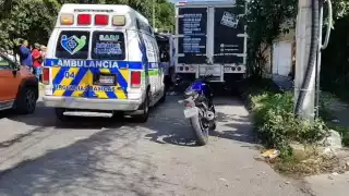 Ciclista, “biker" y chofer de combi protagonizan accidente en la avenida Andrés Quintana Roo de Cancún