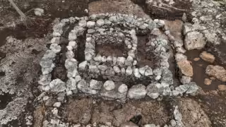 El hallazgo ocurrió cerca de Yaxché de Peón, donde localizaron antiguas viviendas y una construcción especial de tres niveles