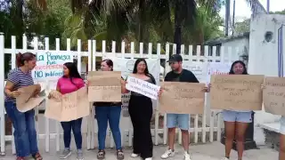 Estudiantes y exalumnos se manifiestan en el Centro Regional de Educación Normal de Cancún