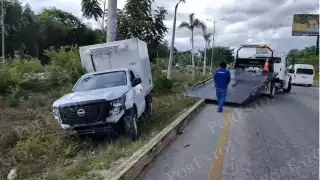 Falla en los frenos causa accidente: Camioneta termina fuera de la carretera federal 307